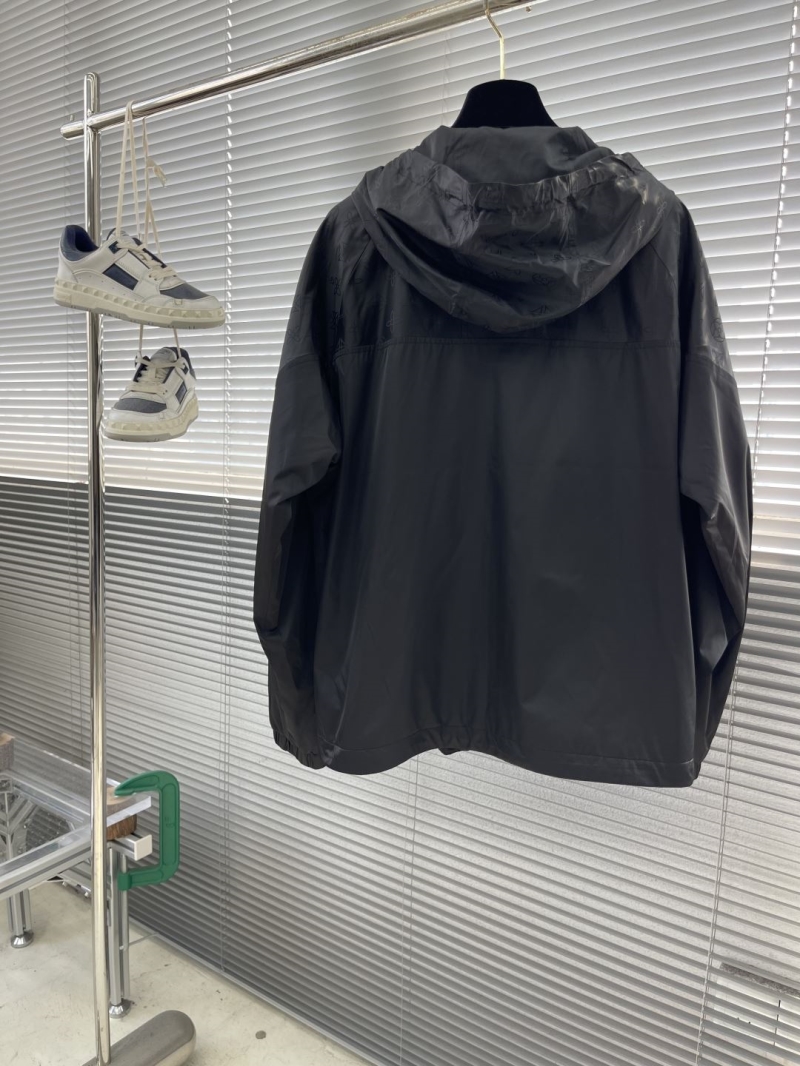 l0vis Vvtt0n outwear